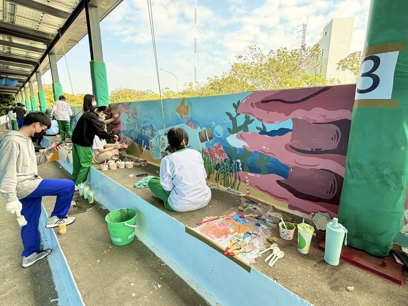 高雄市立鼓山高中美術班邁入20年，推動「鼓山游泳池彩繪計畫」，歷時2天以畫筆將水、海洋、柴山獼猴、鯨豚海洋意象畫入泳池。（鼓山高中提供）中央社記者林巧璉傳真　115年1月23日