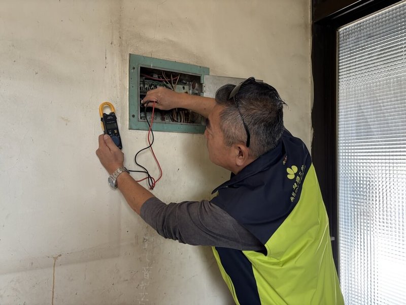 冬日寒流導致氣溫下降，老五老基金會透過新聞稿指出，部分長輩居住環境因設備老舊或設施不足，過度串接電線等狀況，不僅影響日常生活品質，更增加受寒與意外風險。（老五老基金會提供）中央社記者曾以寧傳真　115年1月23日