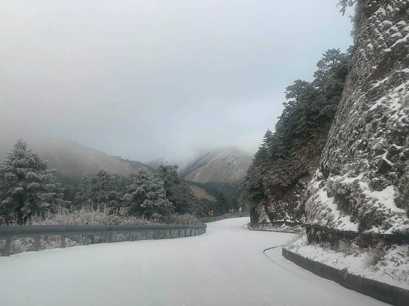 考量高海拔路段恐有結冰機率，交通部公路局23日表示，台14甲線翠峰至大禹嶺、台8線107公里處至110公里處大禹嶺路段，自23日下午5時至24日上午8時將預警性封閉。（公路局提供）中央社記者鄭維真傳真　115年1月23日