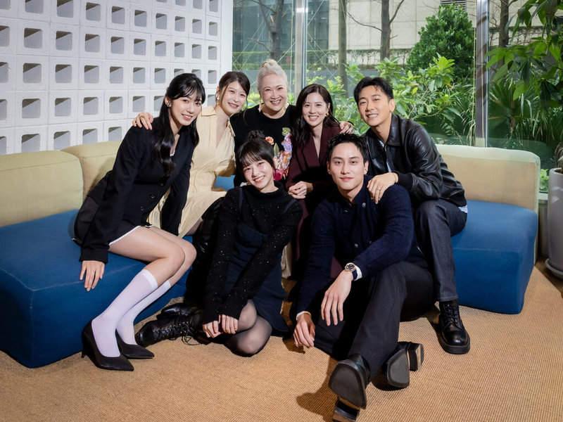 劇集「凶宅專賣店」正在熱播，演員許紫柔（後左起）和江宜蓉、洪慧芳、林予晞、施名帥以及陳姸霏（前左）、范少勳（前右）23日合體出席宣傳記者會。（Disney+提供）中央社記者洪素津傳真　115年1月23日