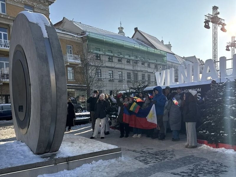 立陶宛的Portal設置於維爾紐斯市政廳廣場，菲律賓馬尼拉裝置開幕當天，在維爾紐斯的菲律賓民眾帶著國旗，前來與家鄉同胞互動。（Go Vilnius提供）中央社記者游堯茹維爾紐斯傳真 115年1月23日