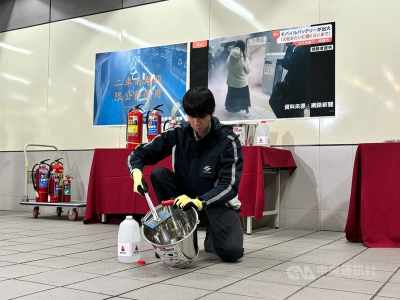 台北捷運公司表示,即日起勸導旅客勿在站內使用行動電源,並已於全線車站配置鐵桶、夾子、耐熱手套及瓶裝水等行動電源減火緊急應變工具。中央社記者陳昱婷攝 115年1月23日