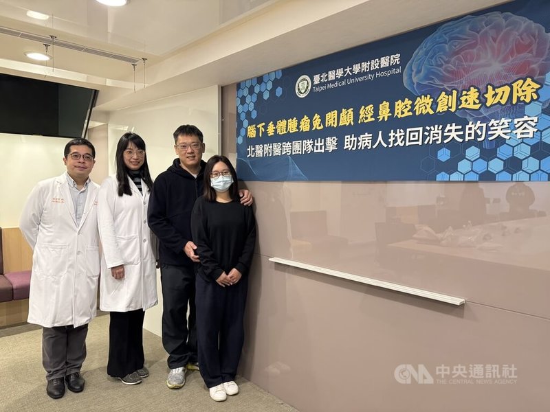 40多歲劉姓男子（右2）因顱底深處長了大型腦下垂體腫瘤，變得暴躁易怒，北醫附醫團隊以微創手術成功摘除腫瘤，讓他恢復健康與溫和本性，生活也慢慢回到正軌。中央社記者沈佩瑤攝　115年1月23日