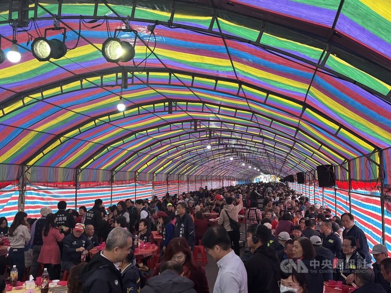 新竹竹蓮寺與達摩慈善功德會23日舉辦寒士尾牙宴關懷活動,席開160桌,現場準備豐盛的桌宴餐食,邀請無家者與弱勢族群提前圍爐。中央社記者郭宣彣攝 115年1月23日