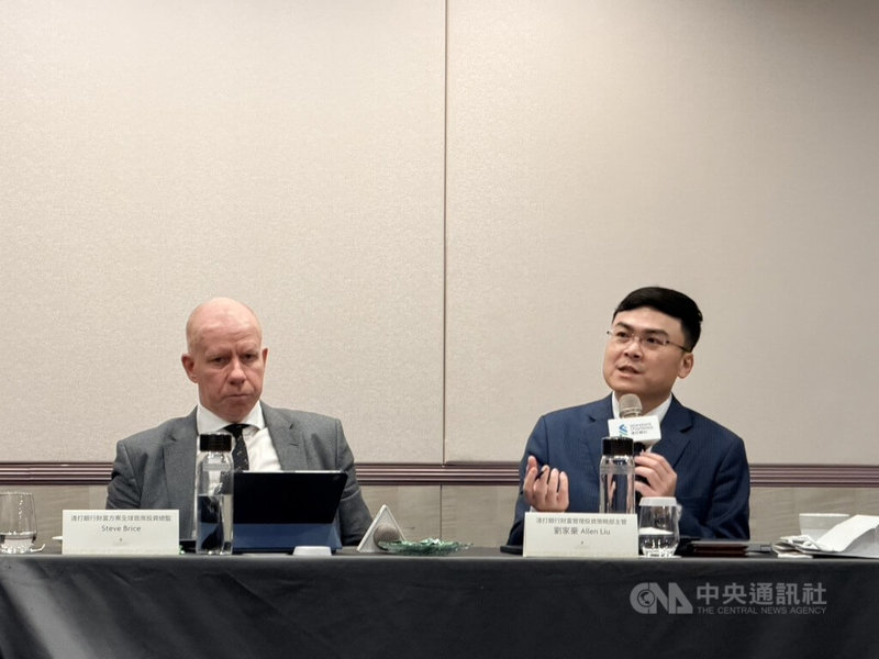 渣打銀行23日舉辦2026年全球市場展望記者會，圖為渣打銀行財富方案全球首席投資總監布思哲（左）、渣打銀行財富管理處投資策略部主管劉家豪（右）。中央社記者呂晏慈攝　115年1月23日