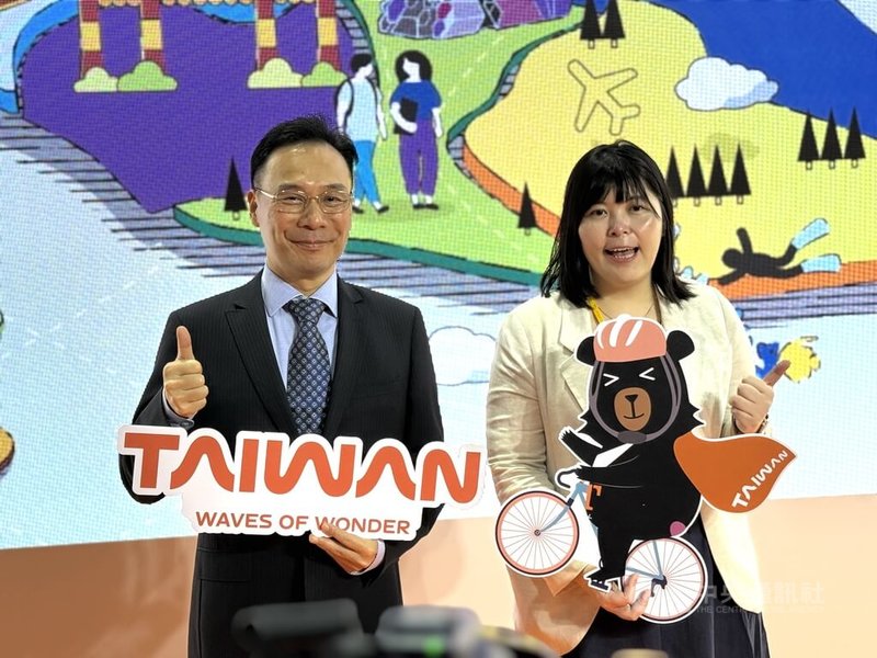 駐泰代表藍夏禮(左)表示,台灣有許多觀光景點,擁有很多高山,且都離城市很近,因此「要去爬山或到山上喝茶、呼吸新鮮空氣,都很方便」。中央社記者李宗憲曼谷攝 115年1月23日