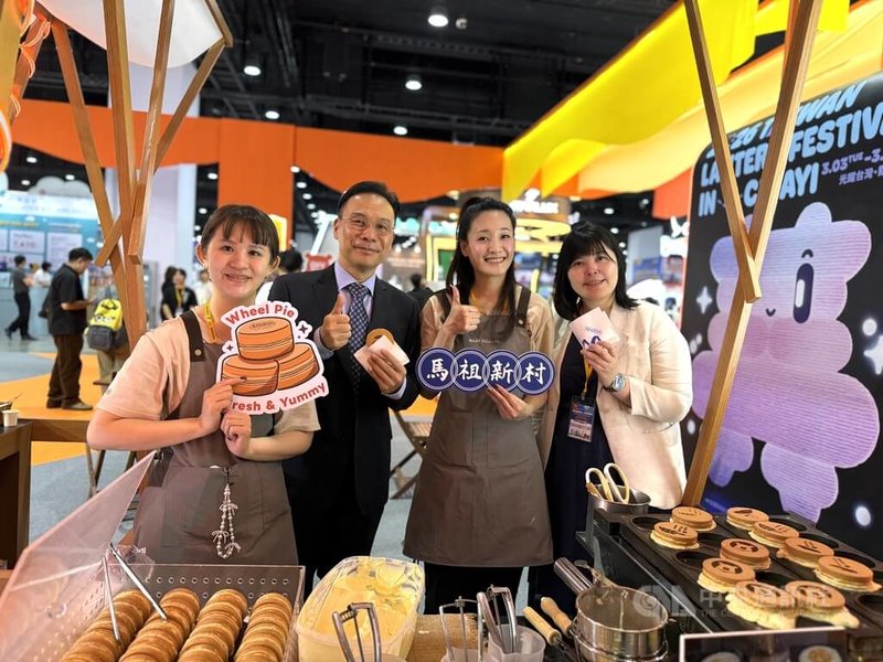台灣館設有攤位,免費提供參觀民眾試吃車輪餅,感受台灣夜市文化。中央社記者李宗憲曼谷攝 115年1月23日
