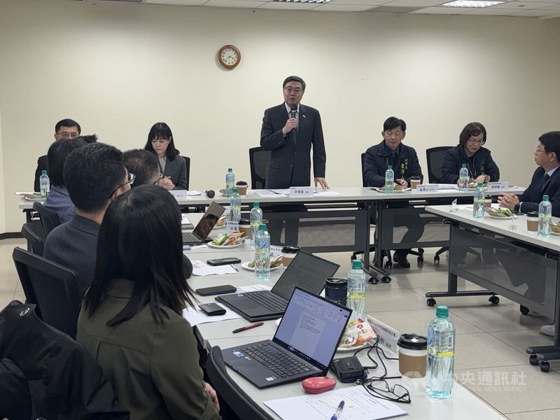 行政院長卓榮泰（後立者）23日南下出席台南市安南區南台灣創新園區汽車產業座談會時表示，台美談判是一條非常漫長的路，談判尚未完成，同志仍需努力。中央社記者張榮祥攝　115年1月23日