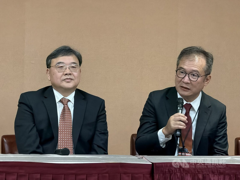 代工廠和碩23日舉辦集團尾牙活動，共同執行長鄭光志（右）、共同執行長鄧國彥（左）接受媒體採訪表示，和碩人工智慧（AI）伺服器在北美產能陸續開出，今年續拚3位數成長。中央社記者吳家豪攝　115年1月23日