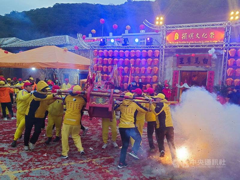 連江縣年度宗教盛事「馬祖擺暝文化祭」將於2月27日開跑，3月1日（農曆正月十三）舉辦的「燒馬糧」儀式更是擺暝文化象徵性的祭典，民眾能近距離觀看神轎穿梭於重重鞭炮中。圖為2025年燒馬糧儀式。中央社記者潘欣彤攝　115年1月23日