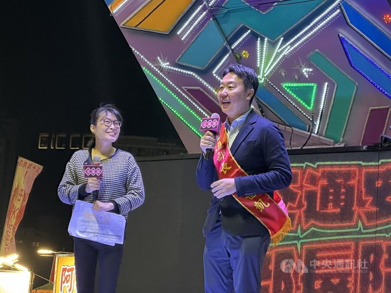 交通部5月起將實施高齡換照新制，近期持續加強宣導，23日晚間前進台中大慶夜市舉辦「交通安全作伙行 部長陪你踅夜市開講」活動，交通部長陳世凱（右）親自到場與民眾互動。中央社記者趙麗妍攝　115年1月23日