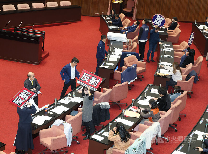 立法院會23日開會處理總統國情報告案,藍白挾人數優勢表決勝出,決議在立法院於審議強化防衛韌性及不對稱戰力計畫採購特別條例暨特別預算案前,建請賴總統履行承諾,至立院進行國情報告,並接受立委諮詢。中央社記者謝佳璋攝 115年1月23日