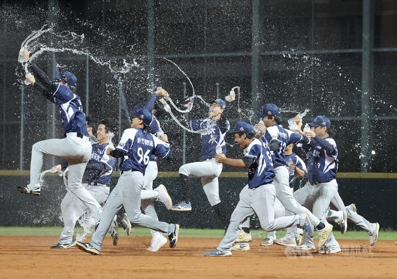 114學年度大專棒球聯賽（公開一級）23日晚間在三重進行冠軍戰，終場由台北市大以6比2搶勝奪冠，球員們在獲勝瞬間興奮衝進場中慶祝。中央社記者趙世勳攝　115年1月23日