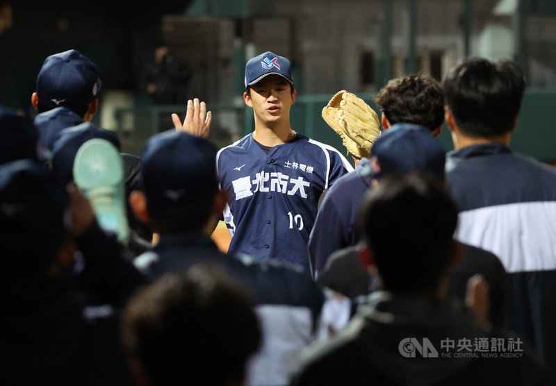 114學年度大專棒球聯賽（公開一級）冠軍賽23日登場，台北市大投手吳冠勳（後中）3局時登板中繼，適時為球隊止血、中斷國體攻勢，是球隊搶勝功臣，成功拿下冠軍戰勝投、獲選賽會MVP。中央社記者趙世勳攝　115年1月23日