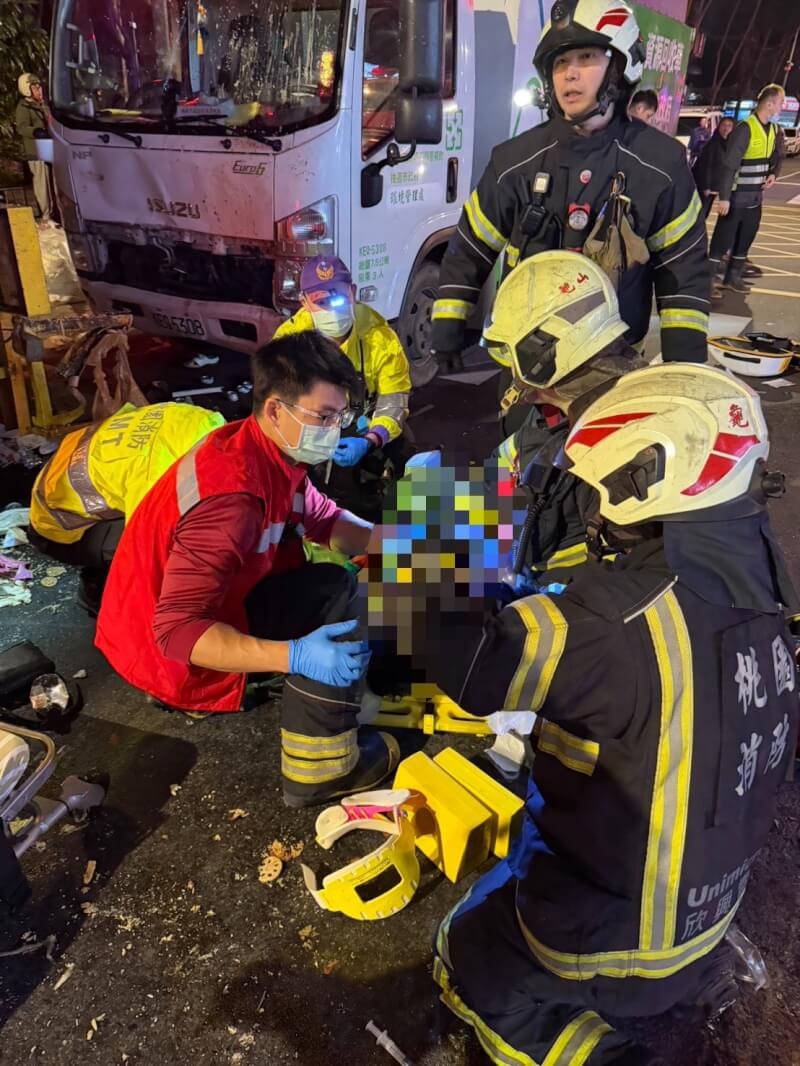 桃園市龜山區中興路一輛資源回收車駕駛疑似因突發昏迷，失控撞上前方垃圾車後正在到垃圾的民眾，其中1民眾無生命跡象。（翻攝照片）中央社記者葉臻傳真　115年1月23日