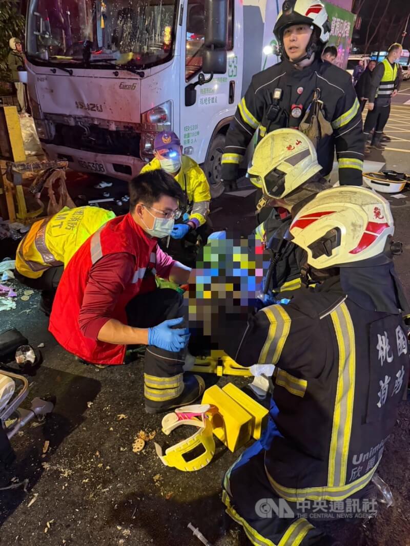 桃園市龜山區中興路23日晚間發生重大車禍，一輛資源回收車疑因駕駛突發昏迷，失控撞上前方車後正在倒垃圾的民眾，包含資收車駕駛在內共有7人送醫。（翻攝照片）中央社記者葉臻傳真　115年1月23日