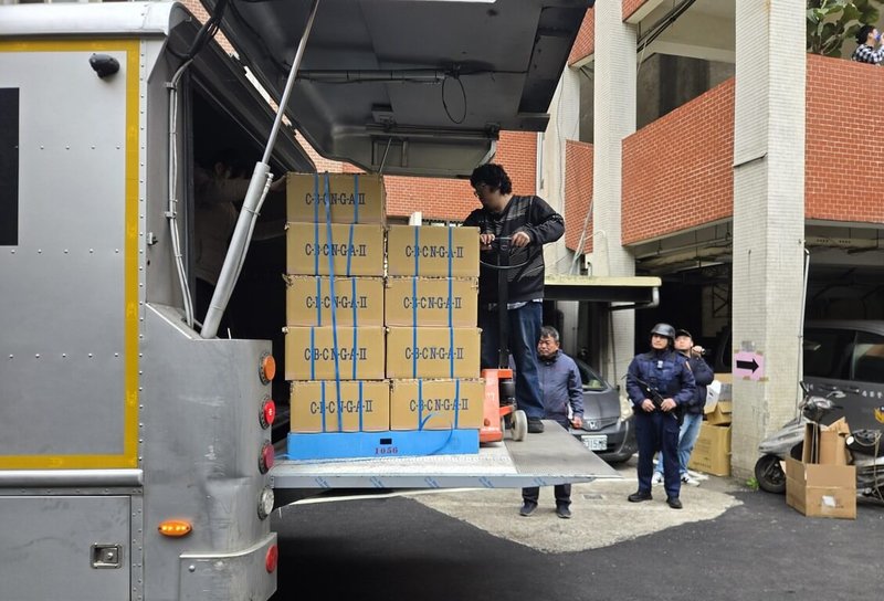 新竹市政府24日起發放新台幣5000元消費金，為確保發放當天治安平穩，新竹市警察局強化「防搶、防竊、反詐騙」機制，警力全程戒護消費金運送路途，由持槍員警全程隨行。（警察局提供）中央社記者郭宣彣傳真　115年1月23日