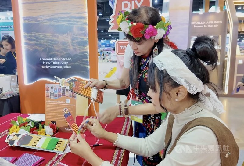 台灣館舉行原住民文化書籤編織DIY活動,吸引民眾參與體驗。中央社記者李宗憲曼谷攝 115年1月23日