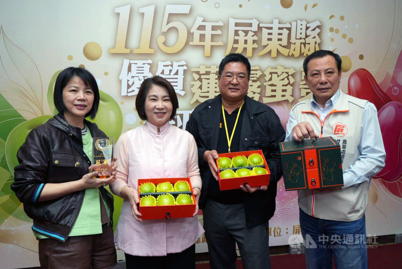屏東縣政府年度蜜棗評鑑由高樹農友潘志民（右2）奪冠，23日接受縣長周春米（左2）表揚。他表示，種植祕訣為自行製作有機肥料，以提升果品風味與植株抗性，並透過嚴格疏果作業「去蕪存菁」。中央社記者黃郁菁攝　115年1月23日