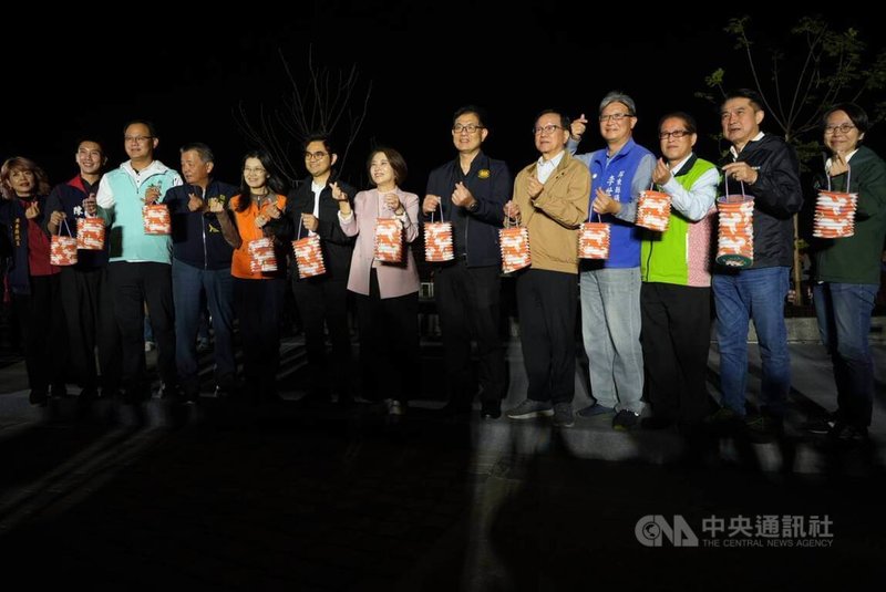 2026屏東燈節23日晚間在縣民公園正式亮燈,縣長周春米(中)、泰國貿易經濟辦事處高雄勞工處長陳燦榮(右6)、馬尼拉經濟文化辦事處高雄分處代理處長游博皓(左6)等人手持「馬耀風情」小提燈為點燈倒數。中央社記者黃郁菁攝 115年1月23日