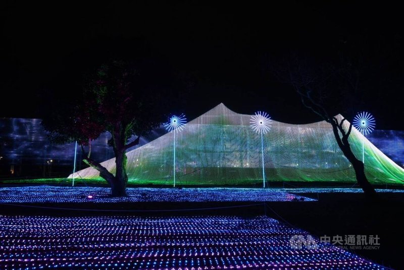 2026屏東燈節23日晚間正式點燈，縣民公園燈區主燈「山之光」高達12公尺、寬60公尺，結合屏東山林、海洋與土地紋理等重要地景，以沉浸式劇場概念打造聲光展演。中央社記者黃郁菁攝　115年1月23日