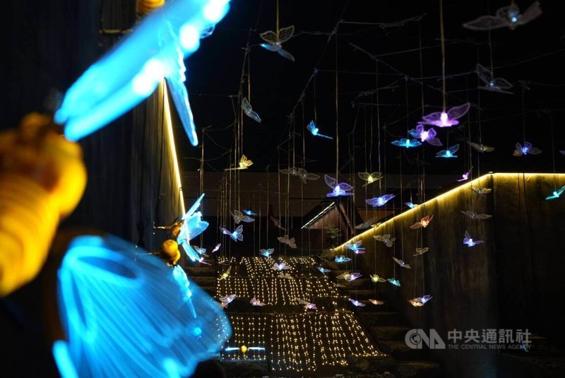 2026屏東燈節23日起正式登場,縣民公園燈區展出藝術燈飾「蝶舞春光」,以屏東紫斑蝶為靈感,在地坑上方構築大面積蝶群飛舞意象,搭配燈光控制營造彩蝶翩翩起舞的律動感。中央社記者黃郁菁攝 115年1月23日
