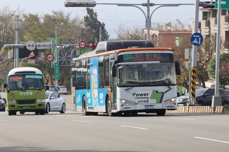 台中市政府為學生加開跳蛙公車、區間車、延、繞等路線，寒假期間1月26日到2月14日調整班距或暫停服務，部分路線以寒假或假日班表發車。（中市府提供）中央社記者趙麗妍傳真　115年1月23日