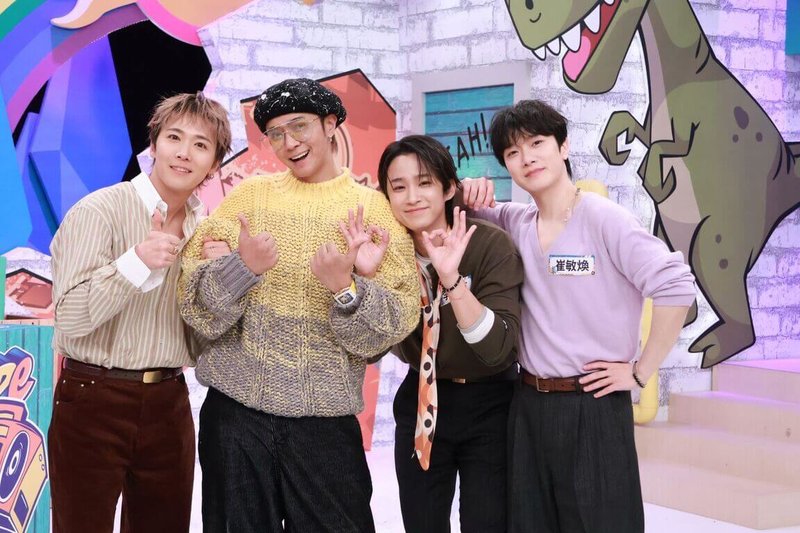 韓團FTIsland成員李洪基（左1）、李在真（右2）、崔敏煥（右1）近日受邀錄製節目「綜藝OK啦」，主持人羅志祥（左2）與李洪基擁有好交情。（中天提供）中央社記者洪素津傳真　115年1月23日