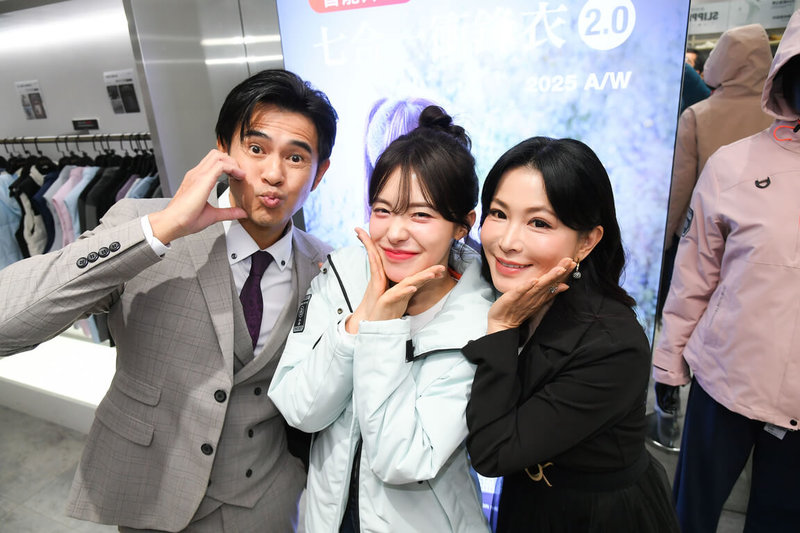 韓籍啦啦隊員李多慧（中）客串8點檔「百味人生」，開心與演員黃玉榮（左）、德馨（右）合影。（三立提供）中央社記者洪素津傳真　115年1月23日