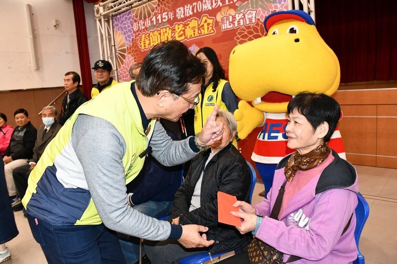 彰化市公所23日舉行115年春節敬老禮金記者會，說明春節敬老禮金發放規定及情形，出席者包含彰化市長林世賢（前左）及8名70歲以上長輩，林世賢會中先致贈紅包給長輩們，預先祝春節快樂。（彰化市公所提供）中央社記者吳哲豪傳真　115年1月23日