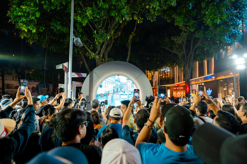 立陶宛公共藝術裝置Portal日前在馬尼拉揭幕，吸引許多當地民眾爭相拍照，體驗即時跨國影像互動。（Go Vilnius提供）中央社記者游堯茹維爾紐斯傳真 115年1月23日