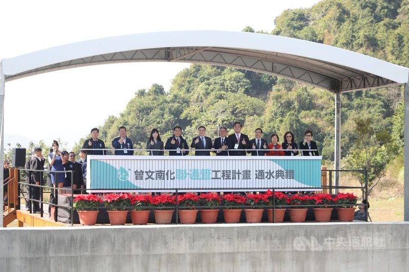 行政院長卓榮泰（前左5）23日在曾文水庫主持曾文南化聯通管通水典禮時表示，希望國會儘速展開今年度總預算全面審查，讓政府順利施政。中央社記者張榮祥台南攝　115年1月23日