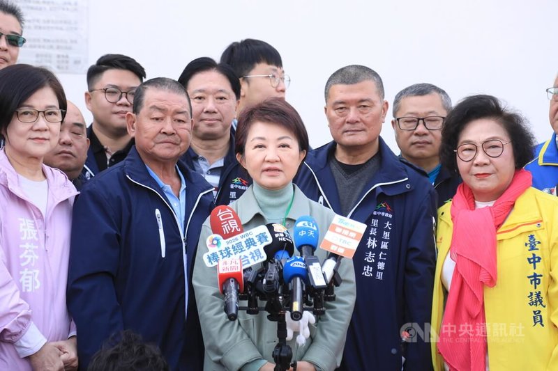 立法院藍白提出中央政府總預算新興計畫動支案。台中市長盧秀燕（前中）23日受訪表示，立法院有誠意提出的新台幣718億新興計畫預算，其中包含許多民眾關心的TPASS經費，還有社福扶助、弱勢照顧、教育、交通等，希望行政院趕快通過，照顧全國百姓。中央社記者趙麗妍攝  115年1月23日