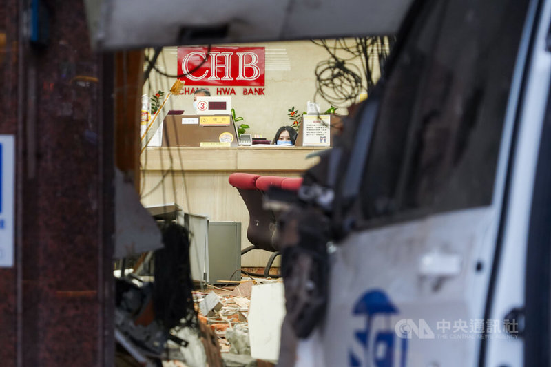 一輛三立電視台採訪車23日下午不明原因衝撞位於台北市中山區的彰化銀行吉林分行內，半截車身卡在門口、銀行內部一片狼藉。中央社記者裴禛攝　115年1月23日