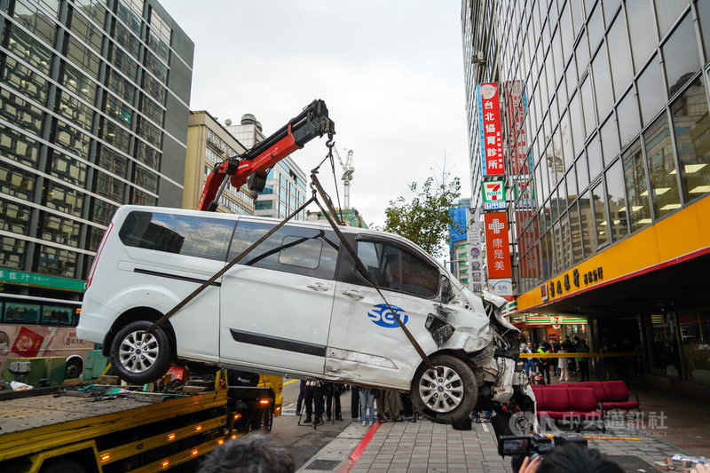 三立電視台採訪車23日不明原因失控撞進台北市中山區南京東路2段的彰化銀行內，已知10人受傷、其中2人意識不清。警方封鎖案發現場，隨後並出動吊車將肇事車輛移置調查。中央社記者裴禛攝　115年1月23日