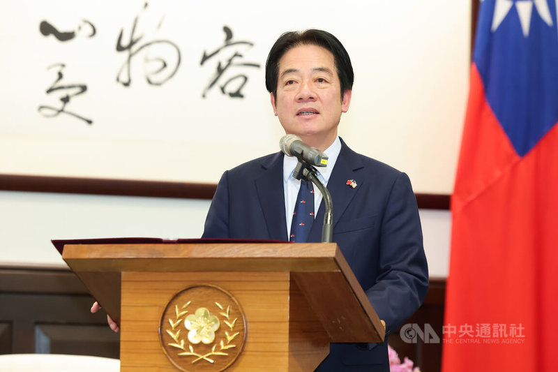 總統賴清德（圖）23日下午在總統府接見美國聯邦參議員加勒戈（Ruben Gallego）等一行，致詞時強調台灣將持續以謹慎、冷靜且負責任的態度，捍衛自由民主生活方式，也盼國際社會不要讓中國任意劃設紅線，破壞區域和平穩定。中央社記者翁睿坤攝　115年1月23日