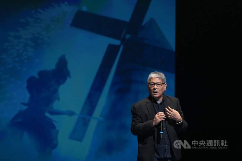 紙風車文教基金會推動「368鄉鎮市區兒童藝術工程」將滿20年，24日將舉行紀錄片播映與特別演出，基金會創辦人李永豐（圖）23日表示，這次特別演出希望帶領觀眾重溫這段表演藝術界為台灣孩子努力扎根的感動與初心。中央社記者徐肇昌攝  115年1月23日