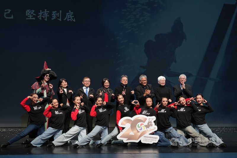 紙風車文教基金會「368兒童藝術工程」將滿20週年，面對極端氣候及物價飆漲，行政後勤需要更多經費協助，紙風車也推動「椅子會」，以椅子為號召，希望民眾響應小額捐款、支持後勤行政經費，讓「368兒童藝術工程」演出更加完善。中央社記者徐肇昌攝  115年1月23日