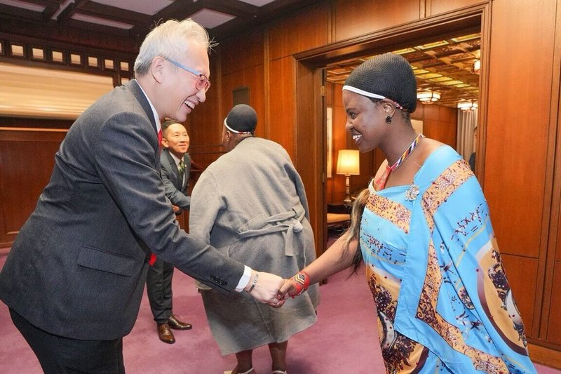 外交部政務次長吳志中（左）22日握手歡迎「史瓦帝尼王國中高階文官績效管理系統專班」團員外交暨國際合作部常務次長戴蘿蔻（右）。（外交部提供）中央社記者吳書緯傳真　115年1月23日