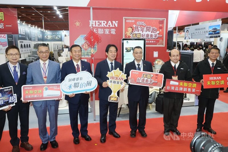 總統賴清德（中）23日上午在台北世貿出席「2026電器空調影音年終購物展開幕典禮」，典禮結束後前往參展品牌攤位站台。中央社記者郭日曉攝　115年1月23日