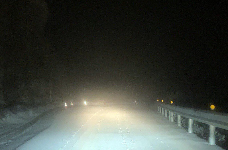 交通部公路局中區養護工程分局23日說，合歡山台14甲線鳶峰到大禹嶺路段，部分路面及路肩結冰積雪未融，限加掛雪鏈通行。（公路局提供）中央社記者鄭維真傳真　115年1月23日