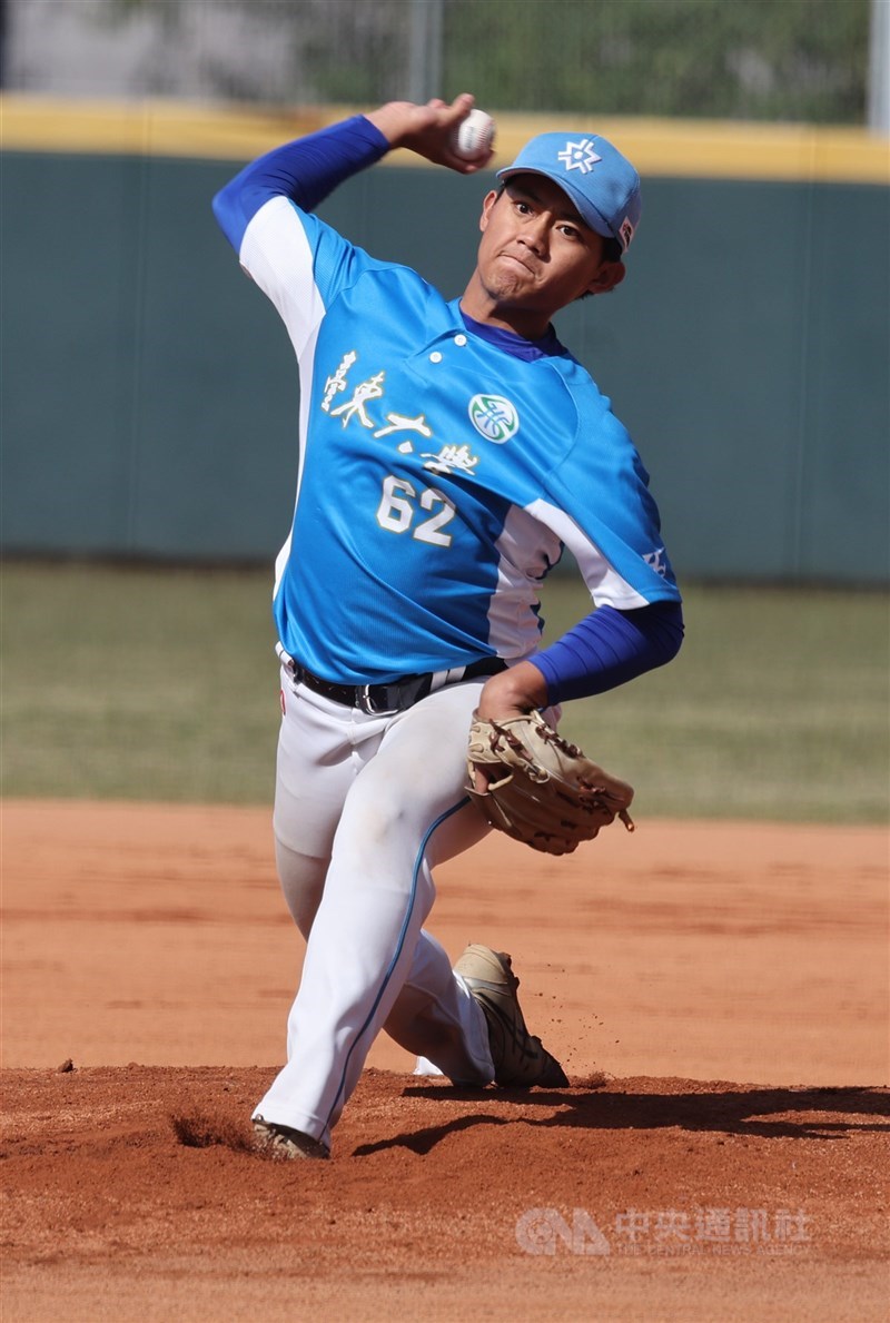 114學年度大專棒球聯賽（公開一級）迎來季軍戰，23日下午由台東大學與台灣體大在新北三重棒球場交手，台東大學派出投手許少捷（圖）先發登板。中央社記者趙世勳攝　115年1月23日