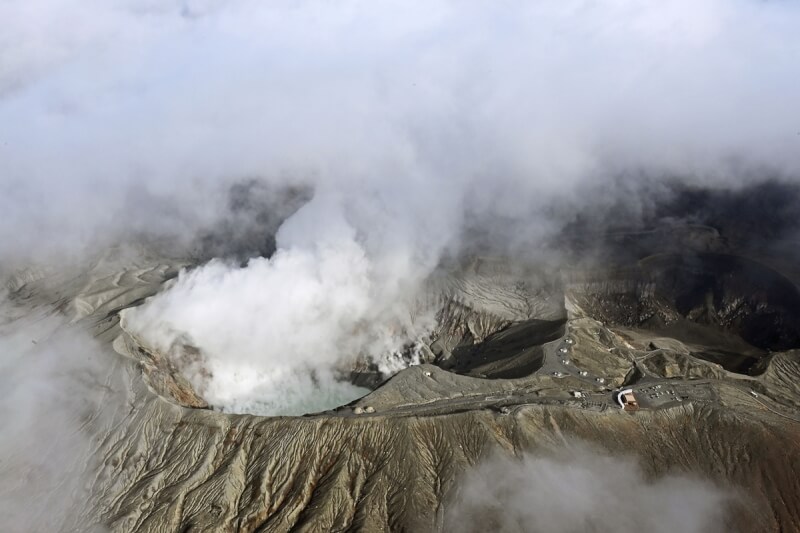 一架觀光直升機20日在日本熊本縣阿蘇火山口附近墜毀，機上3人下落不明。（共同社）