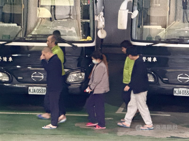 台北市餐廳「茗香園冰室」羅姓負責人（前左）等涉為非法博弈集團洗錢，台灣台北地方檢察署5日起訴。（中央社檔案照片）