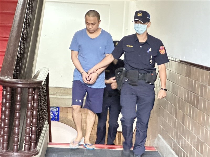 菲律賓籍男移工馬克（Velasco Mark Dave）（左）被控殺害分屍同鄉女友，判無期徒刑定讞。（中央社檔案照片）