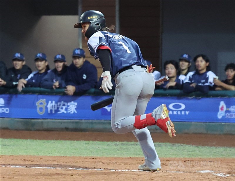 台北市大外野手戴伯丞（圖）23日在114學年度大專棒球聯賽冠軍戰有長打、貢獻2分打點，助隊奪冠，接下來將以自主培訓球員身分加入中職統一獅隊。中央社記者趙世勳攝　115年1月23日