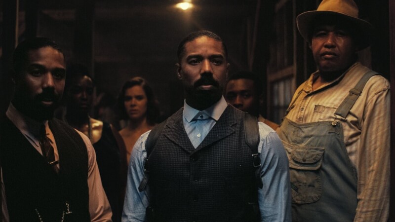 第98屆奧斯卡金像獎入圍名單揭曉，電影「罪人」獲16項提名破紀錄，主演麥可B喬丹（前左、中）也入圍最佳男主角，他在片中一人分飾兩角。圖為「罪人」劇照。（圖取自facebook.com/WarnerBrosTW）