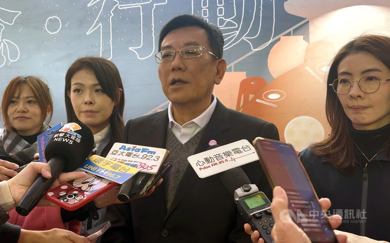 年關將近，新竹竹蓮寺與達摩慈善功德會23日舉辦寒士尾牙宴，竹蓮寺主委、新竹市議長許修睿（右2）說，盼透過桌宴餐食，讓寒士品嚐佳餚，傳遞社會溫暖。中央社記者郭宣彣攝　115年1月23日