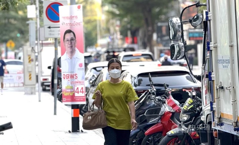 每年冬季，泰國大部分地區都會受到霧霾影響，多年來當局採取各種措施試圖解決，包括實施居家辦公政策或限制農作物殘株焚燒等，但成效仍不足。圖為曼谷民眾上街戴口罩。中央社記者李宗憲曼谷攝　115年1月23日