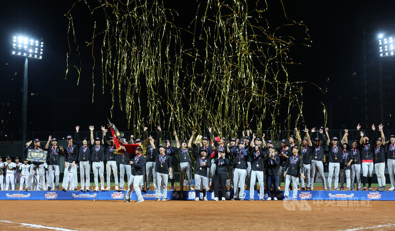 114學年度大專棒球聯賽（公開一級）冠軍23日晚間出爐，由台北市大搶下隊史第5冠，也是6年內第3冠，球員於頒獎台上難掩興奮。中央社記者趙世勳攝　115年1月23日